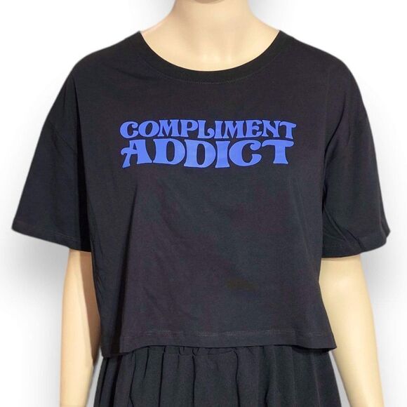 Black Short Sleeve Graphic "Compliment Addict' Crop Top Dolls Kill NEW - Picture 2 of 4